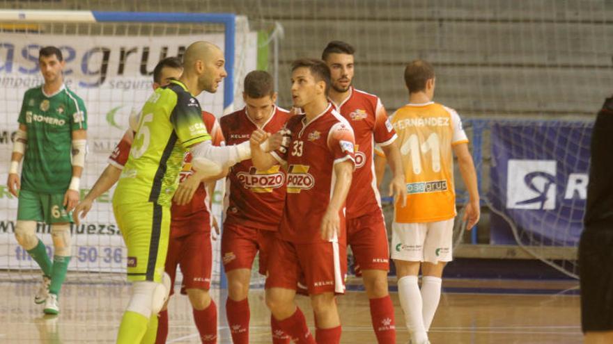 Los jugadores de ElPozo Murcia se abrazan tras la consecución del primer tanto.