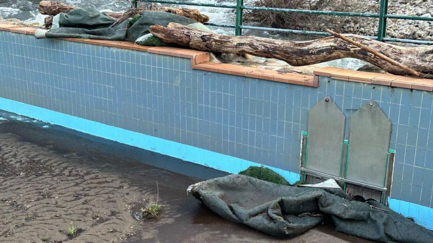 Hay tierra y restos de madera en las piscinas.