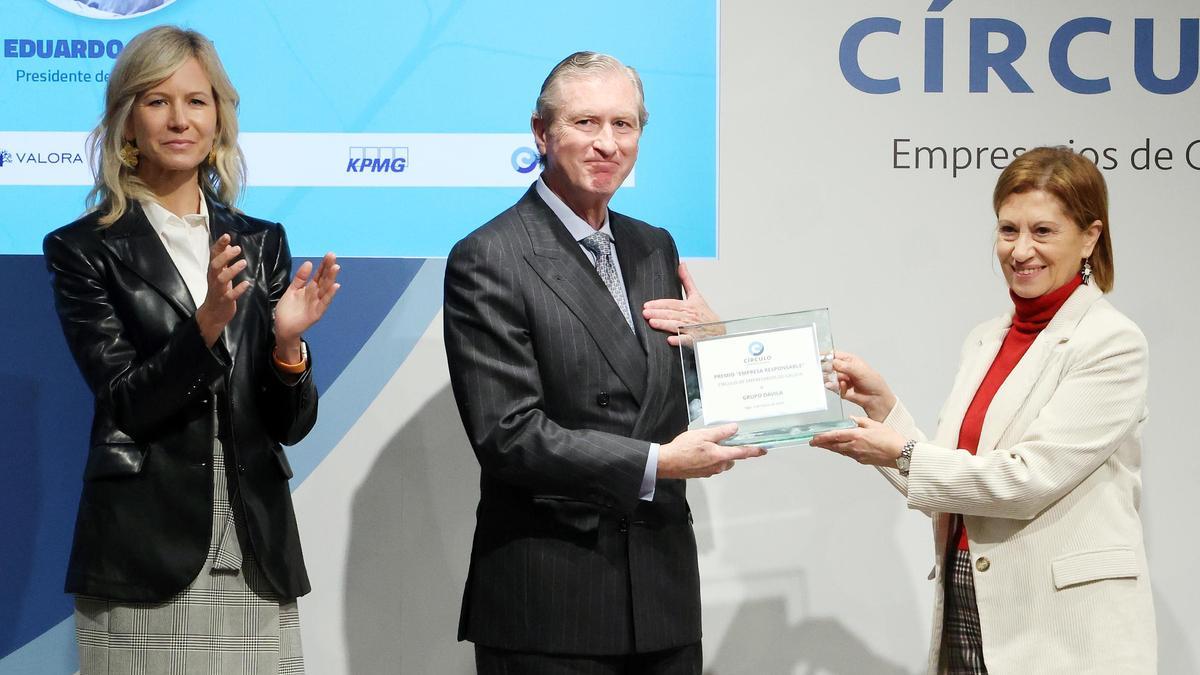 Eduardo Davila (c.) recoge el premio de manos de Espinosa con María Borrás (i.)