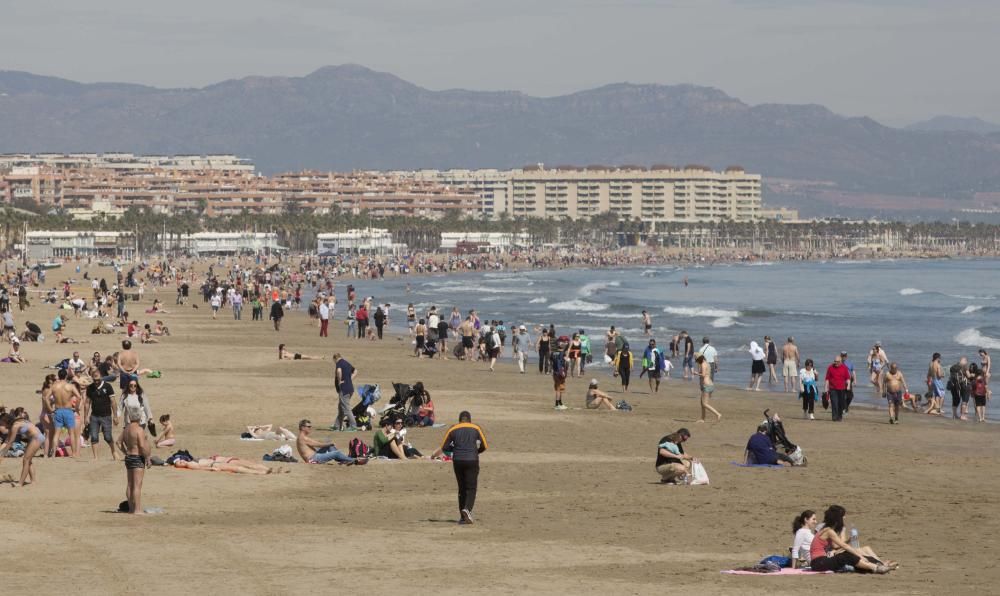 Numerosas personas han disfrutado de la jornada festiva y el sol en la playa.