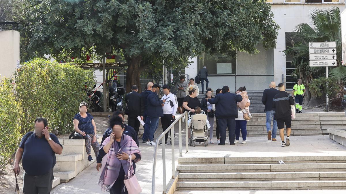 Público ante la puerta de Urgencias del Hospital de Alicante, este otoño