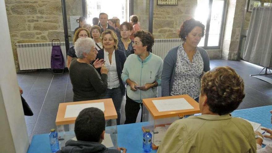 Cola formada en Cambados para elegir al patrón mayor en las últimas elecciones, en 2014. // Noé Parga