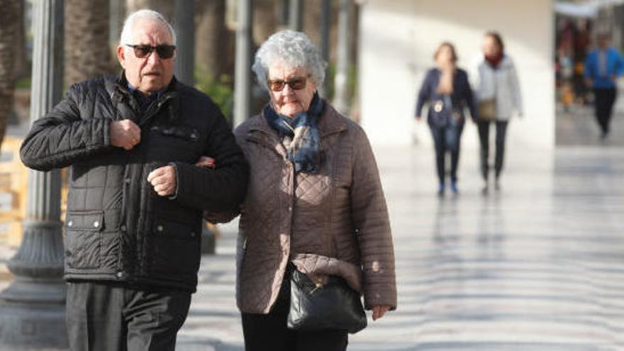 Una pareja paseando esta mañana