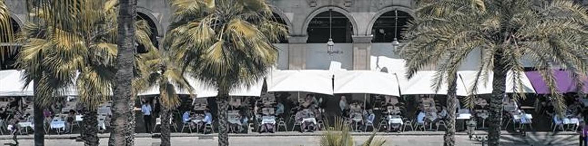Successió de terrasses en undels costats dela plaça Reial. Successió de terrasses en undels costats dela plaça Reial.