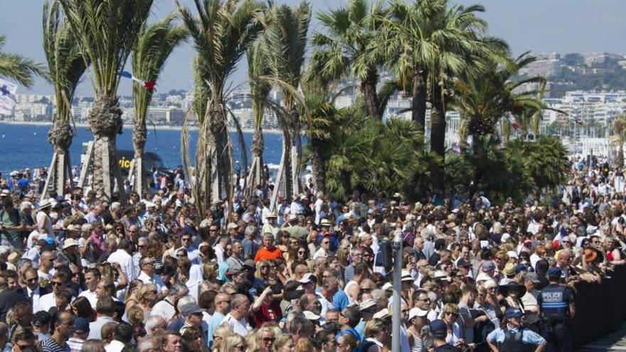 Cientos de personas guardan un minuto de silencio en Niza, ayer.