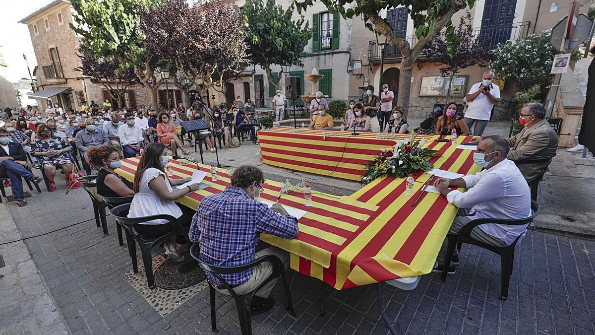 La sala de plenos, ayer al aire libre en la plaza Bernat de Santa Eugènia por la covid. | M.MIELNIEZUK