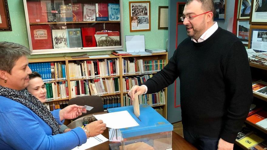 Barbón vota por el acuerdo PSOE-Unidas Podemos porque &quot;necesito al teléfono ministros con plenos poderes&quot;