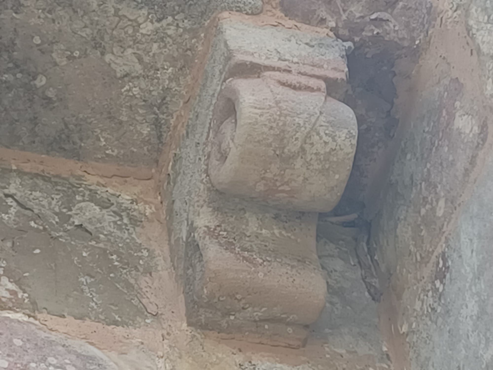 Monstruos, músicos o el hombre del tonel, así son los 24 canecillos del templo  de Aramil que representan la lucha entre el bien y el mal