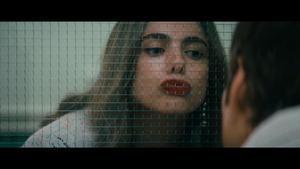 Margaret Qualley en la película Jugada maestra.