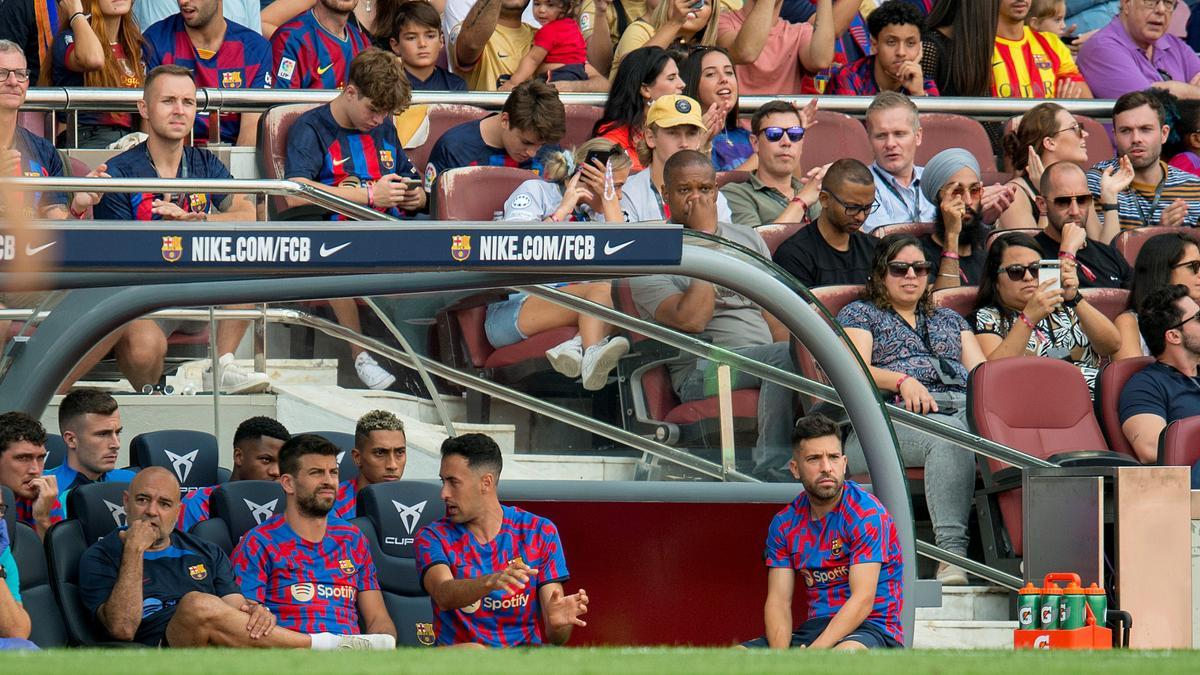 Busquets charla con Piqué mientras Alba sigue el Barça-Elche desde el banquillo del Camp Nou.