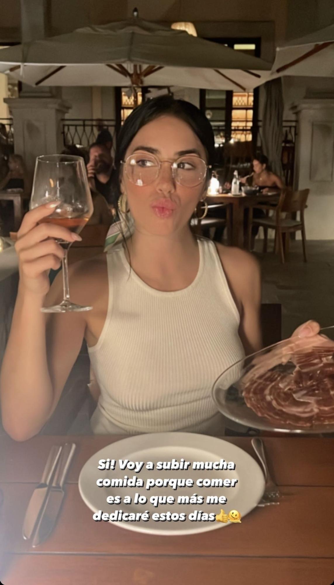 Lali Espósito disfrutando de una cena durante sus vacaciones mallorquinas