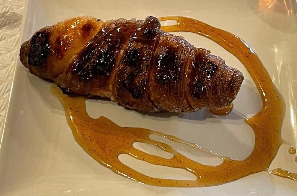 Xuixo a la brasa amb reducció creada pel restaurant.