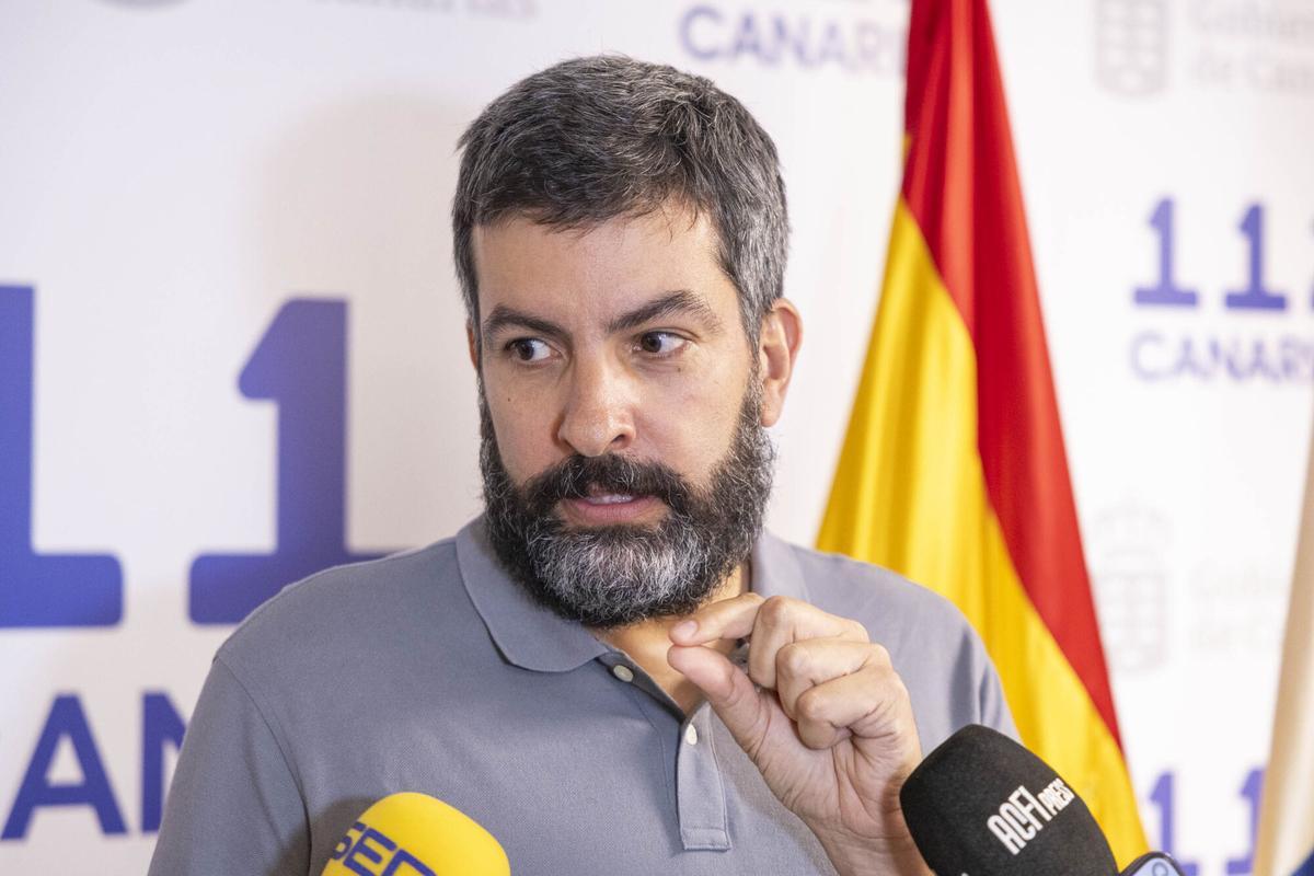 El portavoz del Pevolca, Itahiza Domínguez, atiende a los medios de comunicación tras finalizar la reunión del comité asesor del Plan Especial de Protección Civil y Atención de Emergencias por riesgo volcánico de la Comunidad Autónoma de Canarias (Pevolca), que analizó la situación del sistema sismovolcánico de la isla de Tenerife tras los últimos enjambres sísmicos registrados. EFE/ Miguel Barreto