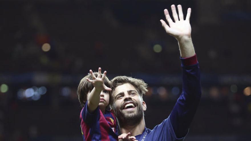 Piqué junto a uno de sus hijos.