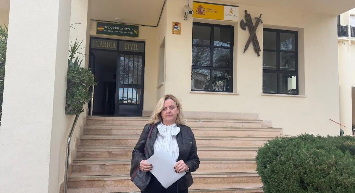 La alcaldesa de Calp, en la puerta del cuartel de la Guardia Civil