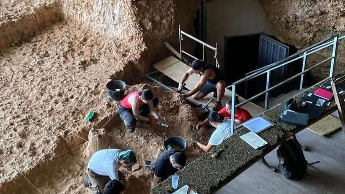 Una de las últimas campañas realizadas en la Cova del Bolomor.