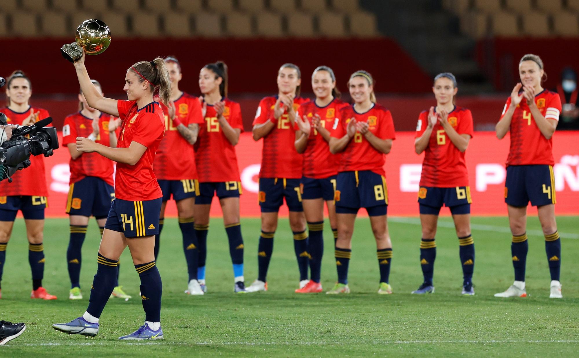 Alexia Putellas ofrece el Balón de Oro a la afición en un partido con la selección femenina.