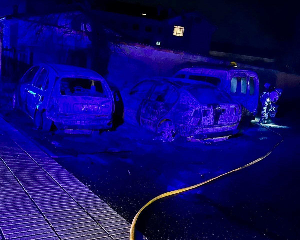 Estado  en el que quedaron los tres vehículos afectados por el fuego