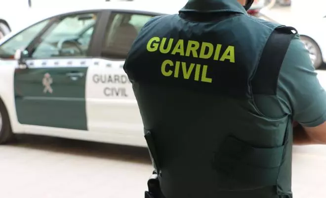 Aparatoso accidente con un herido al volcar un coche en el túnel de Caso