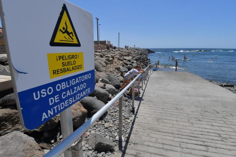 Los bañistas de Pozo Izquierdo se quejan que el acceso resbala