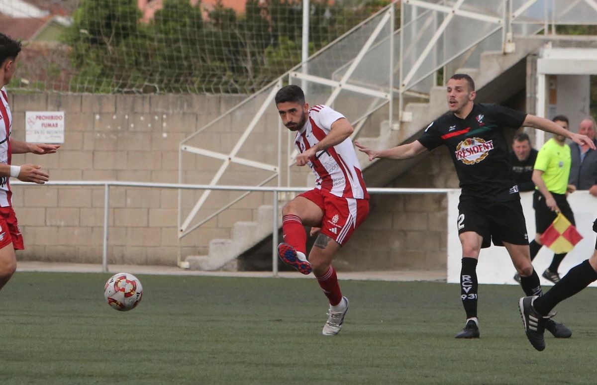 Kopa golpea el balón en un partido de la temporada pasada.