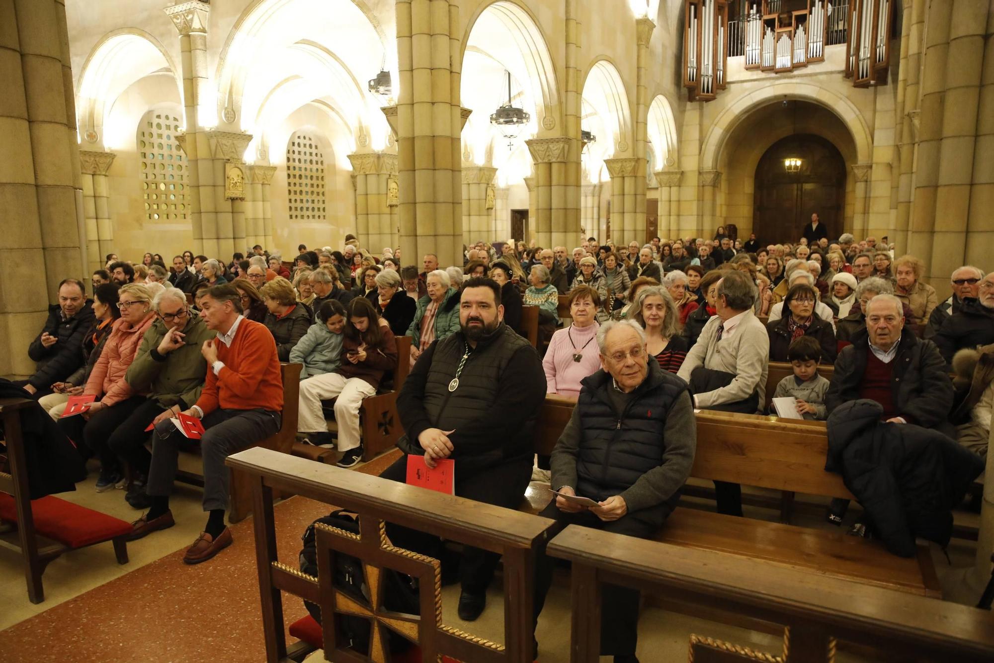 El concierto solidario y recogida de alimentos en la iglesia de San Pedro, en imágenes