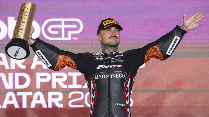 Arón Canet celebrando tras conquistar su primera victoria de la temporada en Catar. | EFE/NOUSHAD THEKKAYIL