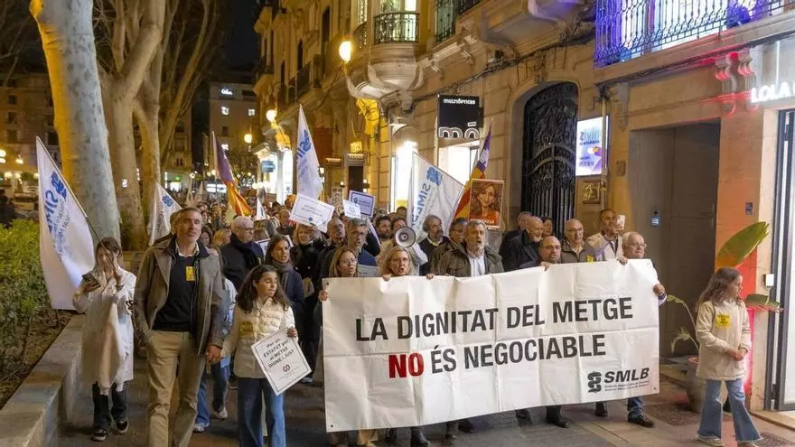 VÍDEO | Los médicos toman el centro de Palma en su segunda semana de huelga: "No vamos a parar hasta que se nos escuche"