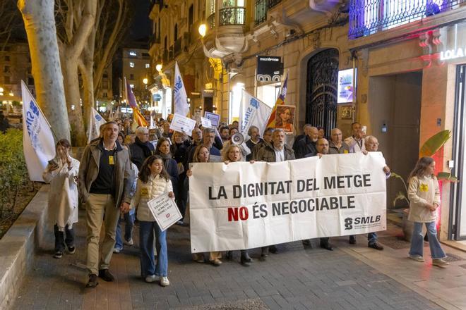 Los médicos toman el centro de Palma en su segunda semana de huelga: "No vamos a parar hasta que se nos escuche"