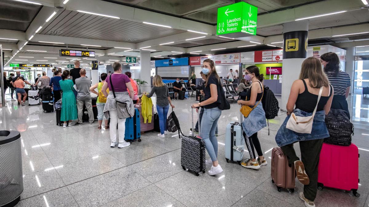 Turistas en el aeropuerto de Palma.