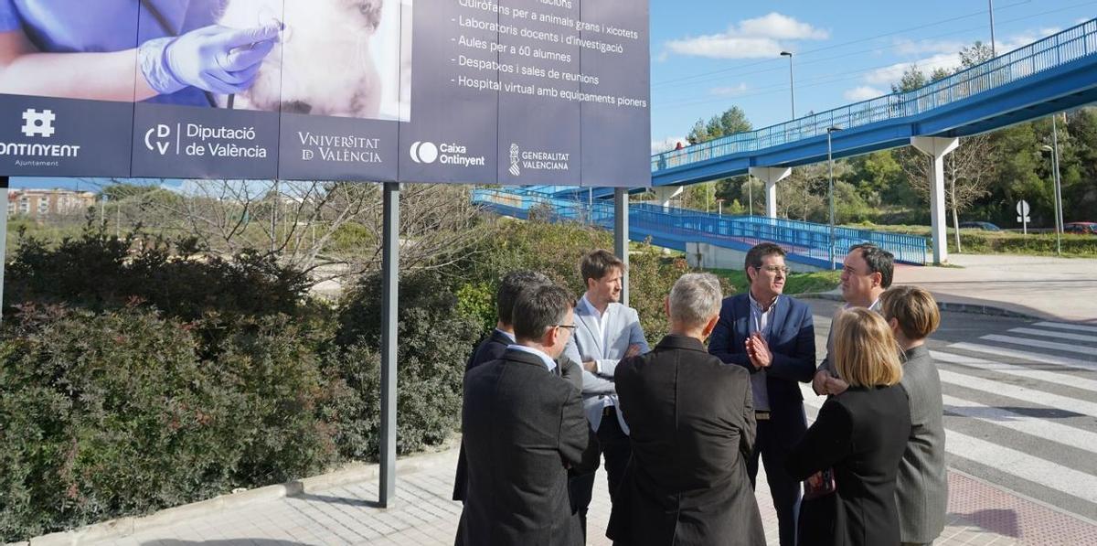 El presidente Pérez Llorca, con el alcalde de Ontinyent y otros cargos municipales y autonómicos, en la visita a los terrenos de la futura facultad.