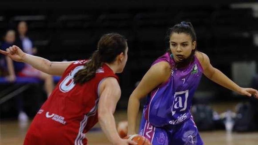 La avilesina Sara Fraile defiende a Anne Senosiain, del Celta.