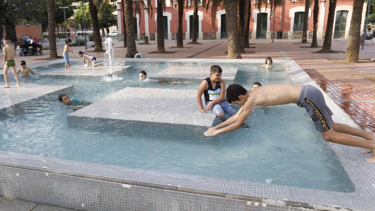 Piscina improvisada al parc Central de Girona per combatre la calor