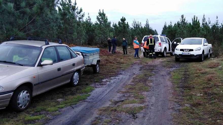 Personal que participó en el operativo, junto a vehículos de los cazadores. // G. S.