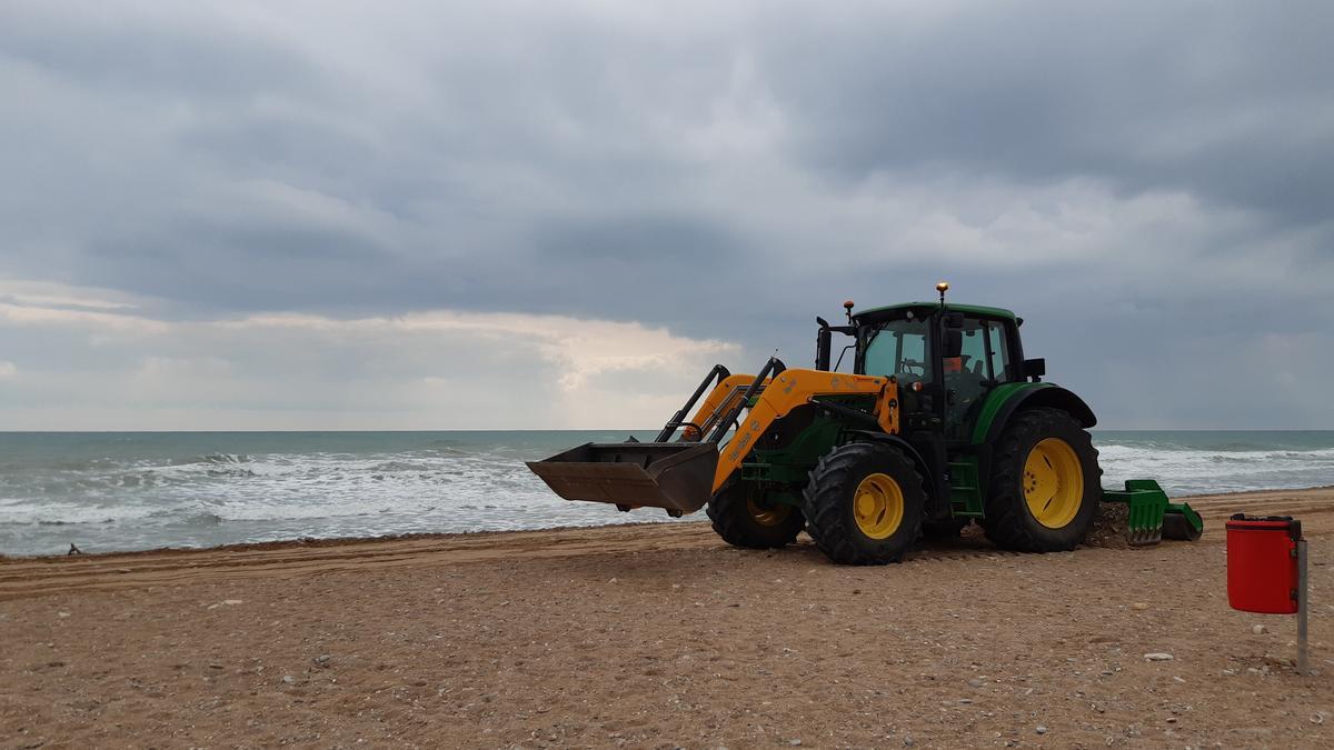 Una máquina nivela la arena en una de las playas de la costa de Benicarló.