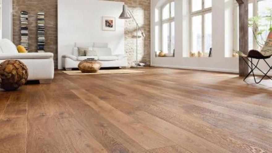 Recupera el brillo y elimina los arañazos de tu parquet con este ingrediente casero