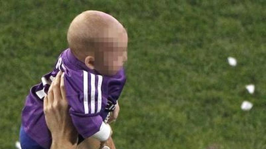 Casillas, con su hijo Martín, en la fiesta del Bernabéu.