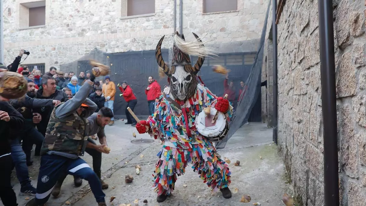 San Sebastián, tras la máscara: así son las historias del Jarramplas de Piornal y Las Carantoñas de Acehúche