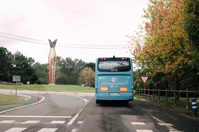 El transporte público llega al polígono de Carballo con diez frecuencias al día