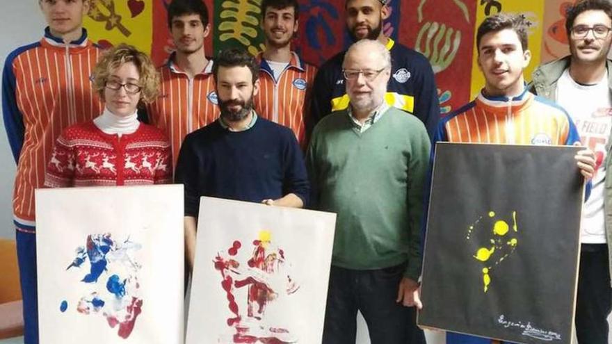 Jugadores cobistas visitaron ayer lal colectivo de familiares de enfermos de alzhéimer. // FdV