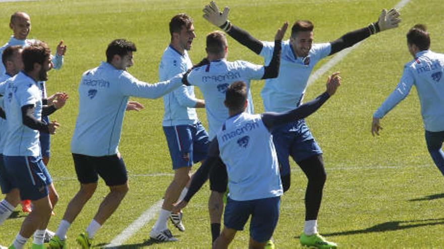 Muchas risas en el entrenamiento de esta mañana en el Ciutat