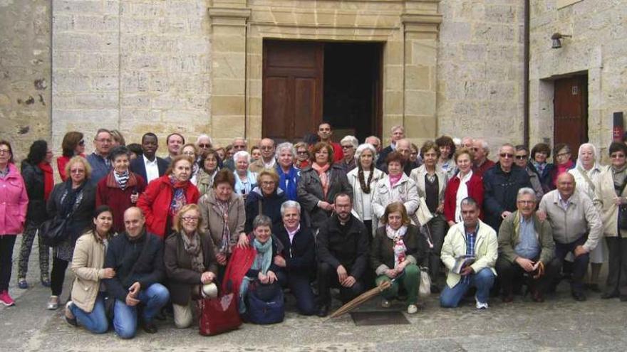 Responsables, colaboradores y voluntarios de las diferentes delegaciones de Misiones reunidos en la ciudad posan en una foto de familia. Foto