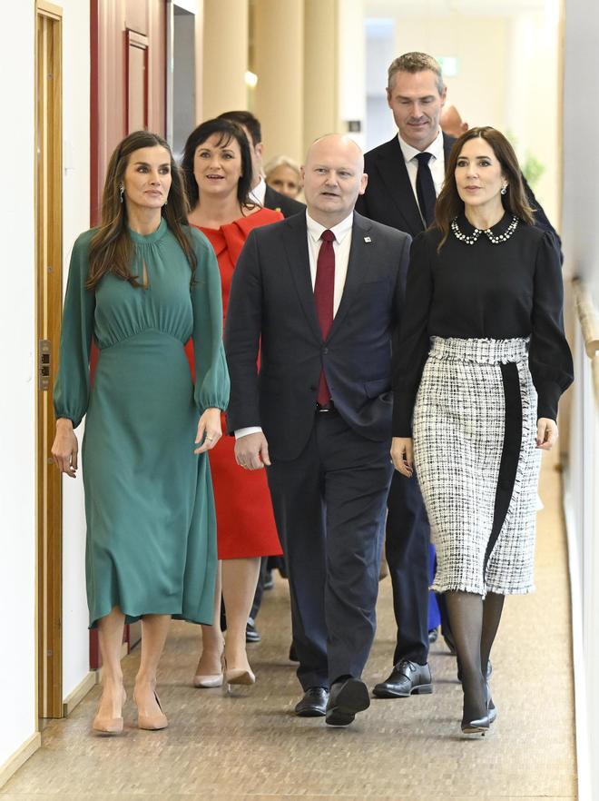 La reina Letizia elige un vestido verde de firma española para su segundo día en Dinamarca.