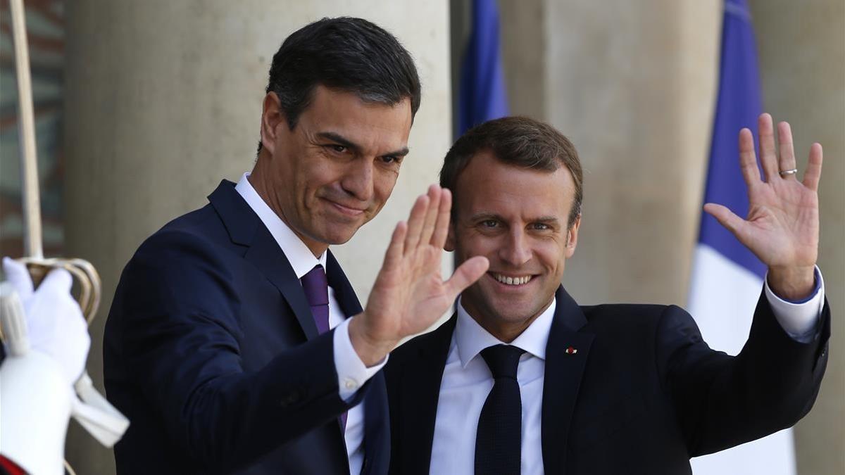 El presidente Pedro Sánchez recibido por su homólogo francés, Emmanuel Macron.