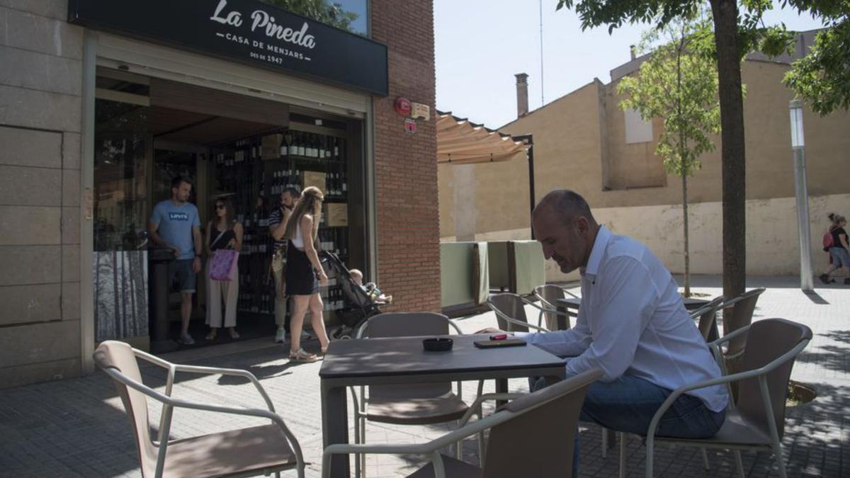 Un client a la terrassa del restaurant La Pineda de Les Bases, ahir | ALEX GUERRERO
