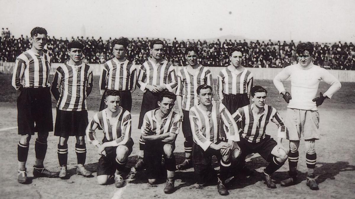 Equipo titular del Deportivo que se midió al Real Unión de Irún el 25 de abril de 1926 con, de pie de izquierda a derecha, Luis Otero, Borrazás, Pereiro, Ramón González, Guillermo, Alonso e Isidro; y con, agachados de izquierda a derecha, Castilla, Ramiro, Chiarroni y Pombo. |  // ARCHIVO PACHY DOPICO