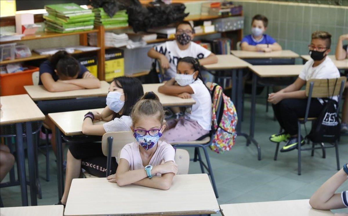 Alumnos del colegio L’Esperança de Barcelona, en su primer día de clase del nuevo curso.