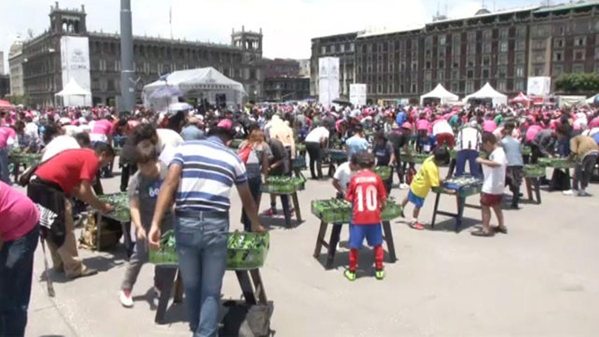 México bate el Récord Guiness con 1.083 personas jugando al futbolín simultáneamente