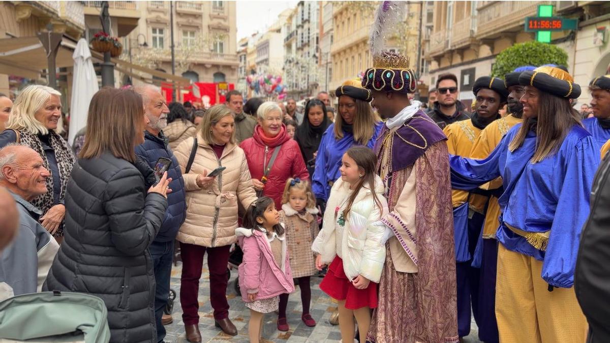 Baltasar camina por la Puerta de Murcia durante su paseo hasta el Palacio Consistorial
