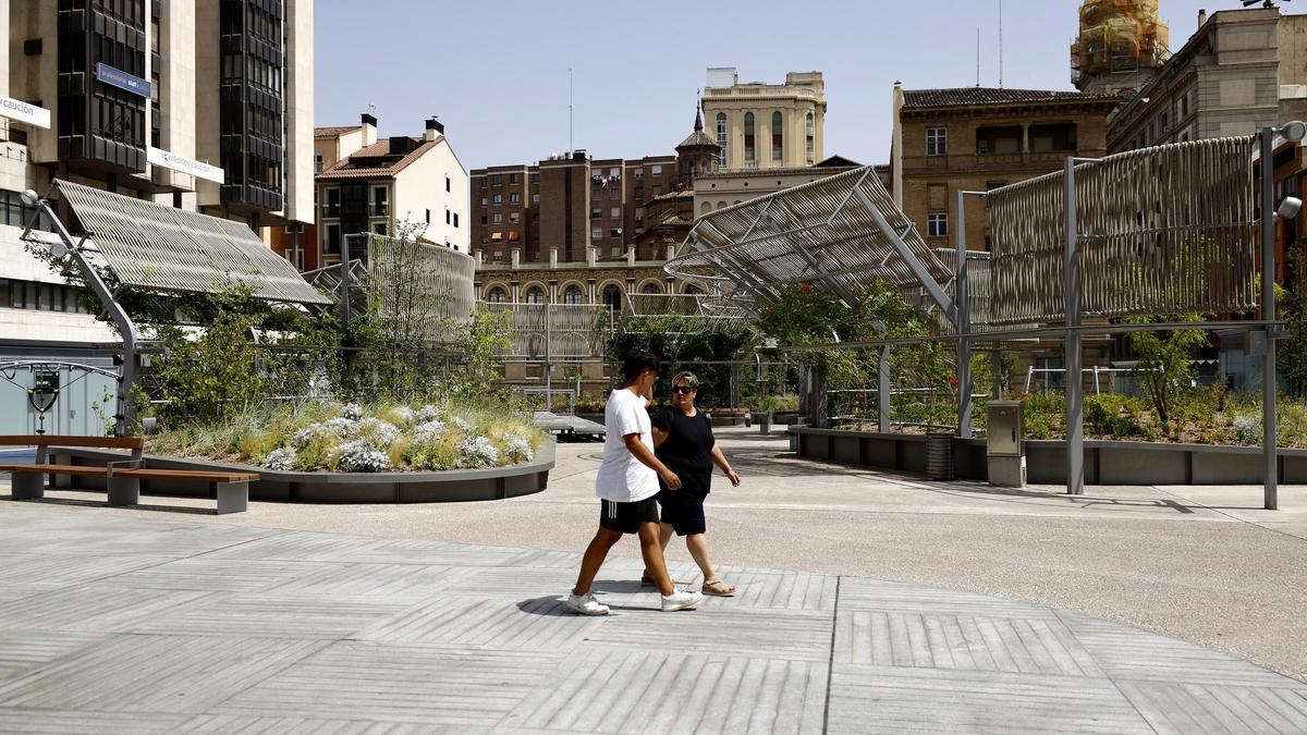 Dos personas caminan por la plaza Salamero de Zaragoza